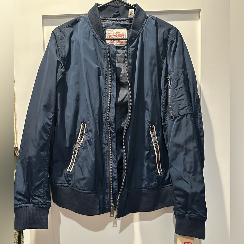 LEVI’S lightweight zipper detail bomber jacket. Size XL. NWT.